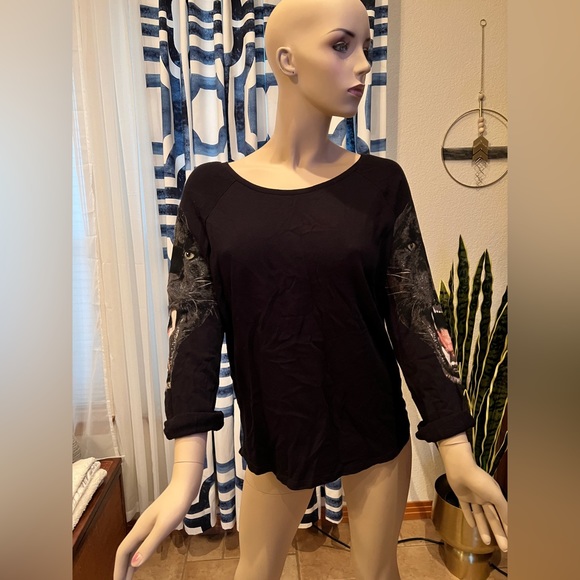 H&M Black And Quarter Sleeve Jaguar Pullover Size Medium - Picture 2 of 9